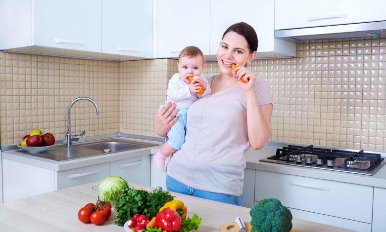 تغذیه نوزاد از ۶ ماهگی تا ۱ سالگی یکی از مهمترین مراحل رشد است، زیرا در این دوره، کودک علاوه بر شیر مادر یا شیر خشک، با غذاهای کمکی آشنا میشود.