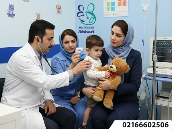 معاینه نوزاد توسط دکتر مهدی افشاری در مطب تهران