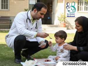 دکتر مهدی افشاری در حال بررسی علائم کم‌آبی بدن کودک در مطب تهران