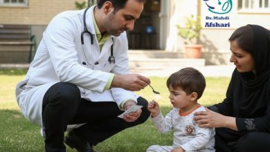 دکتر مهدی افشاری در حال بررسی علائم کم‌آبی بدن کودک در مطب تهران