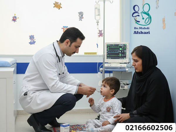 دکتر مهدی افشاری در حال بررسی علائم کمآبی بدن کودک در مطب تهران